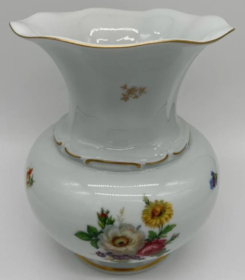 Casa Padrino Luxus Barock Porzellan Vase Weiß / Mehrfarbig / Gold H. 23 cm - Runde Blumenvase im Barockstil - Luxus Barock Accessoires - Reichenbach Porzellan - Luxus Qualität - Made in Germany