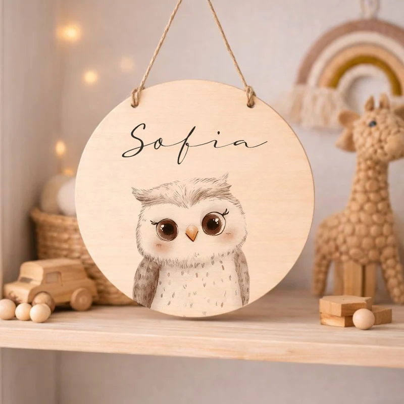 Personalisiertes Holzschild für Kinderzimmer – Türschild aus Holz mit Name & Tiermotiv – Geschenk zur Geburt & Taufe