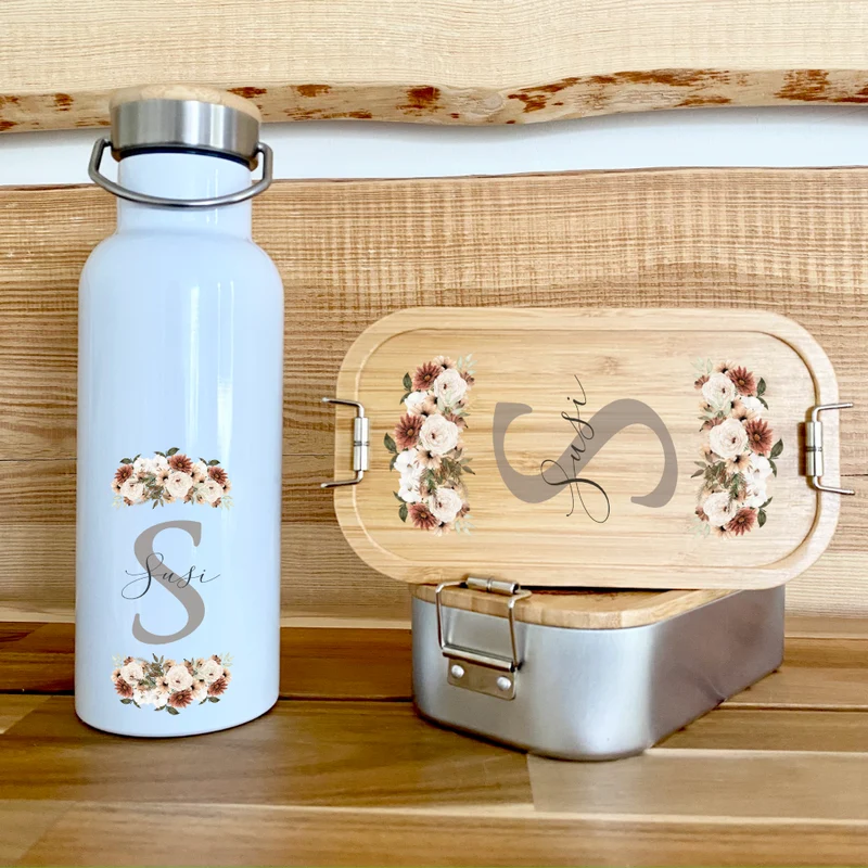 Trinkflasche "Monogram" mit Namen | Personalisiertes Geschenk mit Namen und Buchstaben | 500 ml Isolierflasche aus Edelstahl mit Bambusdeckel | Als Set verfügbar mit Brotdose