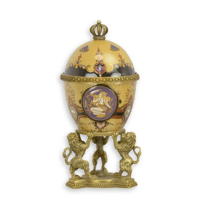 Casa Padrino Barock Porzellan Deckeldose Ei Gelb / Mehrfarbig / Gold 12,4 x 13 x H. 25 cm - Prunkvolle Schmuckdose mit Bronze Löwen - Barock Deko Accessoires