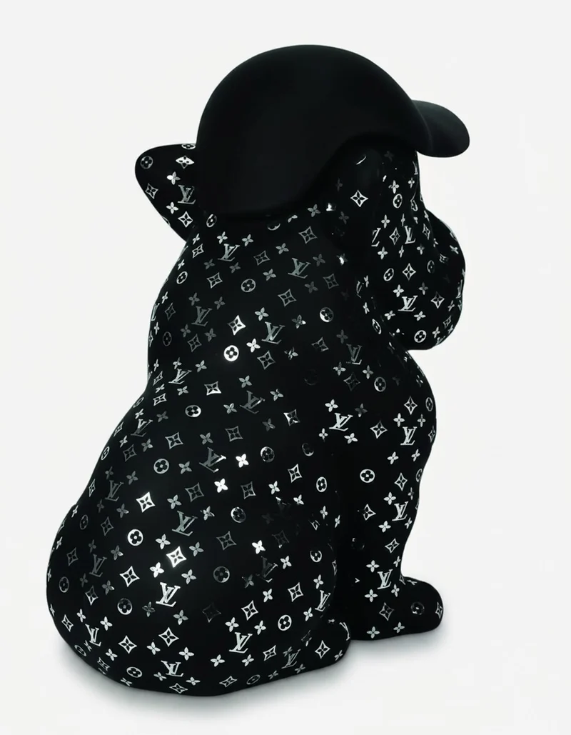 Casa Padrino Luxus Deko Skulptur Hund Bulldogge Weiss LV Monogramm Kappe H. 100 cm - Riesige Gartenskulptur - Lebensgroße Skulptur - XXL Deko Skulptur - XXL Deko Figur