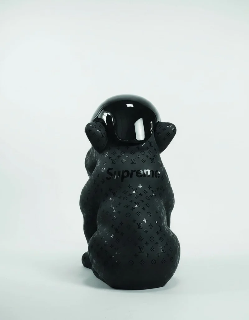 Casa Padrino Luxus Deko Skulptur Hund Bulldogge Schwarz Kappe LV Monogramm H. 100 cm - Riesige Gartenskulptur - Lebensgroße Skulptur - XXL Deko Skulptur - XXL Deko Figur