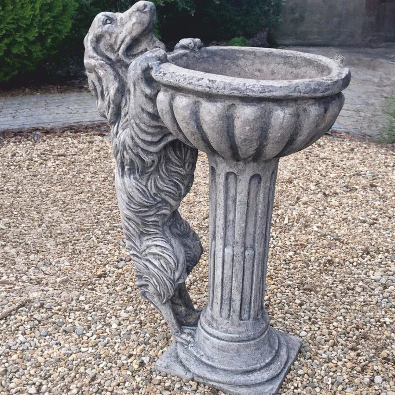 Casa Padrino Barock Vogeltränke mit dekorativer Hunde Skulptur Antik Grau H. 100 cm