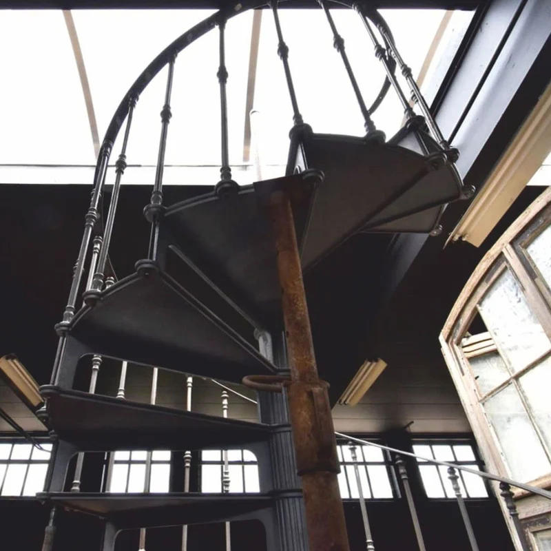 Casa Padrino Gusseisen Wendeltreppe mit Geländer rechte Seite Grau H. 289 cm - Rustikale Spiraltreppe
