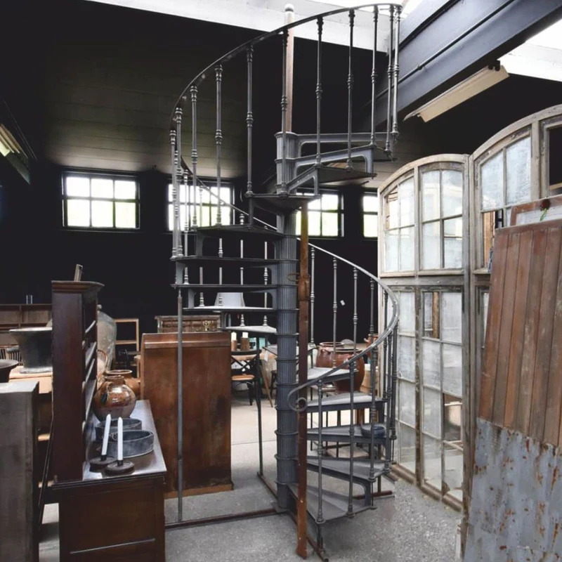 Casa Padrino Gusseisen Wendeltreppe mit Geländer rechte Seite Grau H. 289 cm - Rustikale Spiraltreppe