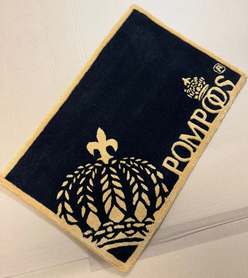 Casa Padrino Pompöös Designer Fußmatte Krone von Harald Glööckler Schwarz / Gold 80 x 50 cm