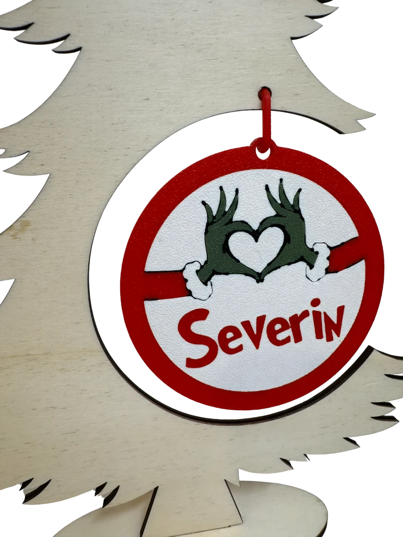 Persönlicher Weihnachtsbaum aus Holz mit individuellem Namens-Anhänger