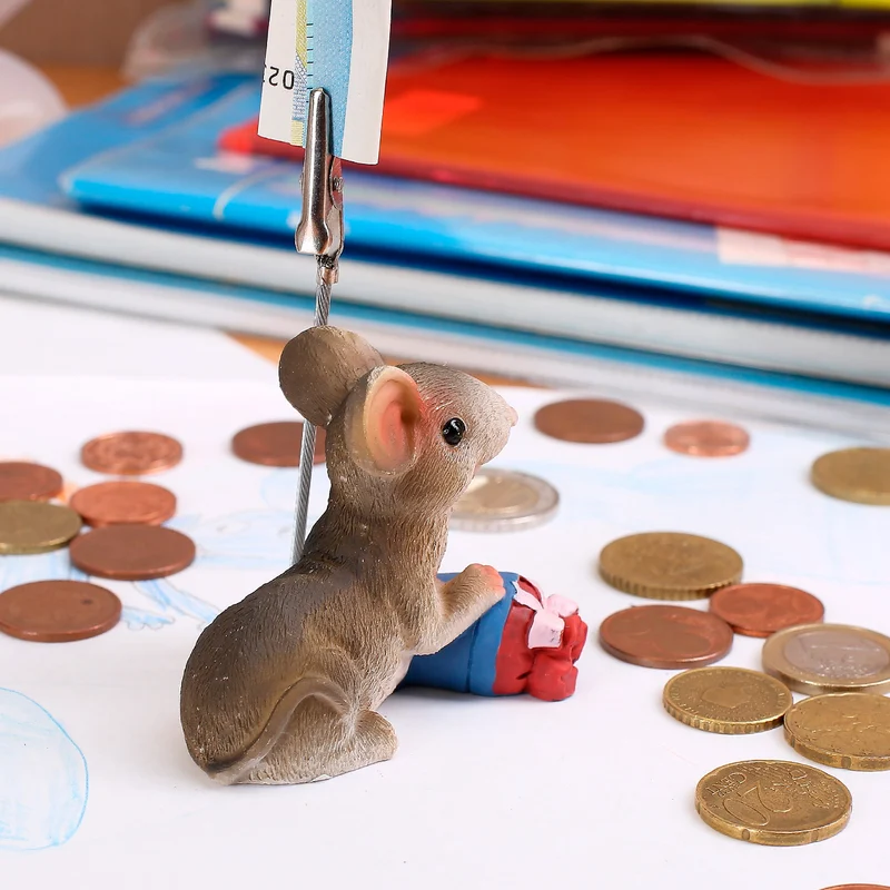sitzende Maus mit blauer Schultüte und Geldclip