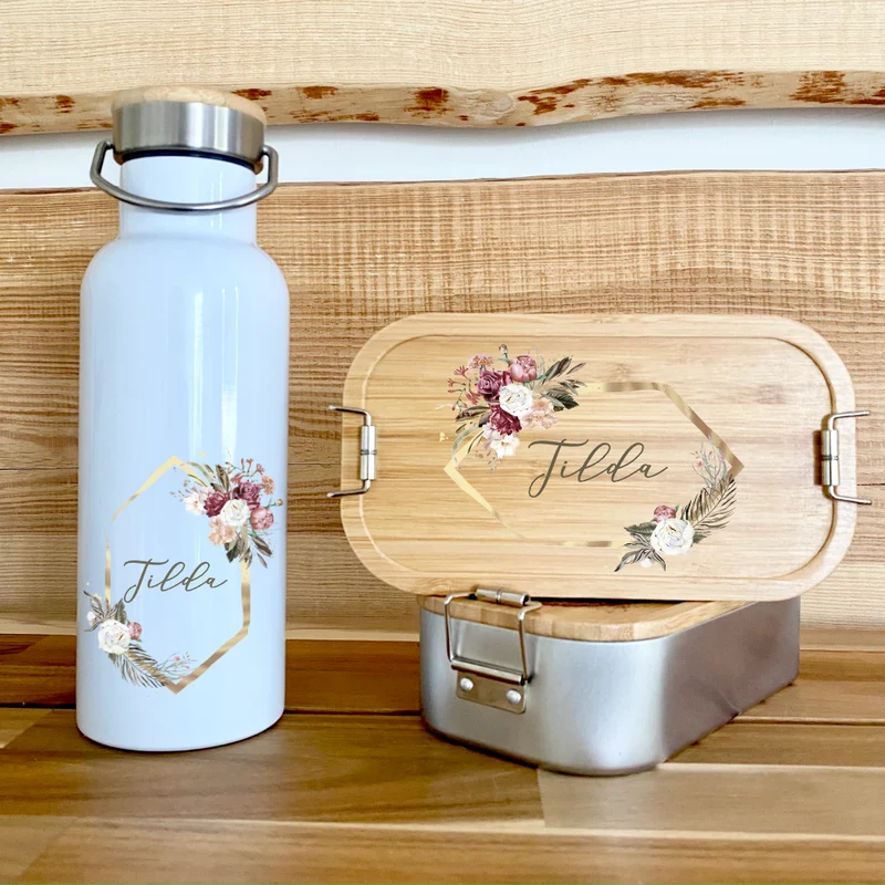 Trinkflasche mit Blumenkranz u. Namen im Boho Stil| Personalisiertes Geschenk | 500 ml Isolierflasche aus Edelstahl mit Bambusdeckel | Als Set verfügbar mit Brotdose