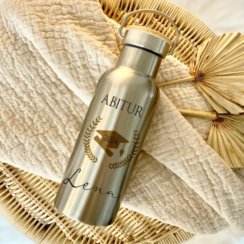 Trinkflasche Abi als Geschenkidee zum bestandenen Abitur mit Namen personalisiert | Thermosflasche aus Edelstahl mit Bambusdeckel für Abiturienten Teenager | 500ml