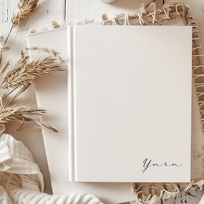 Personalisierter Terminplaner 2027 Din A5 | Minimalistischer Buchkalender mit Name | Weißes Hardcover – Manufaktur Liebevoll