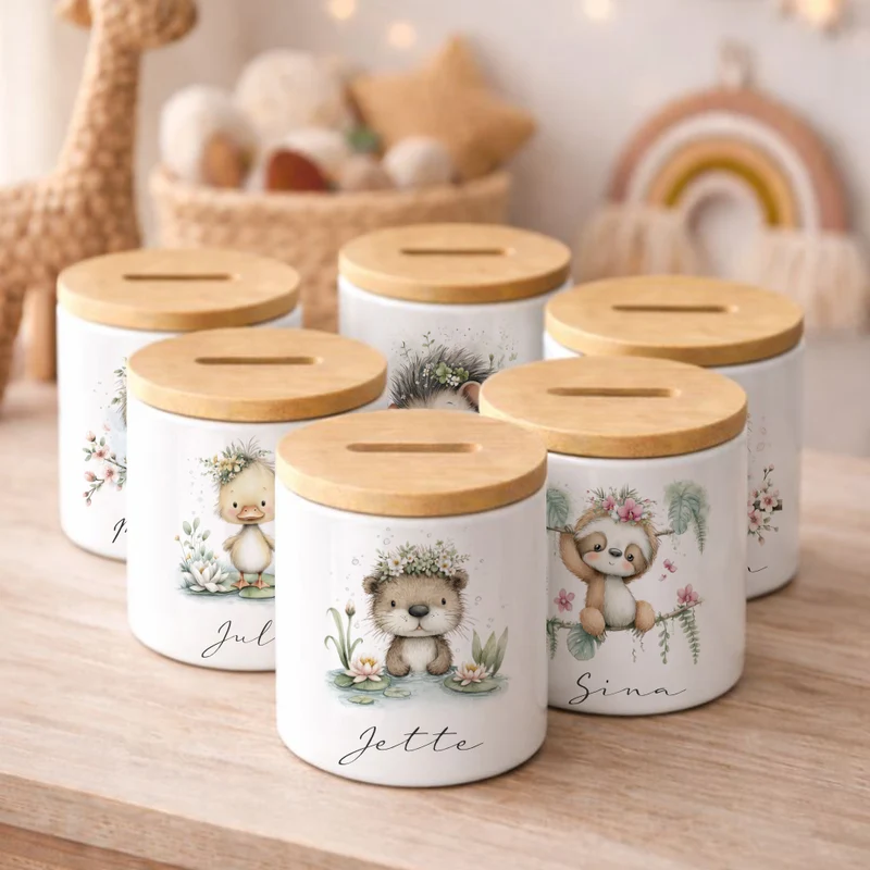 Personalisierte Keramik-Spardose mit Bambusdeckel für Kinder & Babys | Individuelles Geldgeschenk mit Namen | Motive: Igel, Faultier, Otter, Ente, Küken