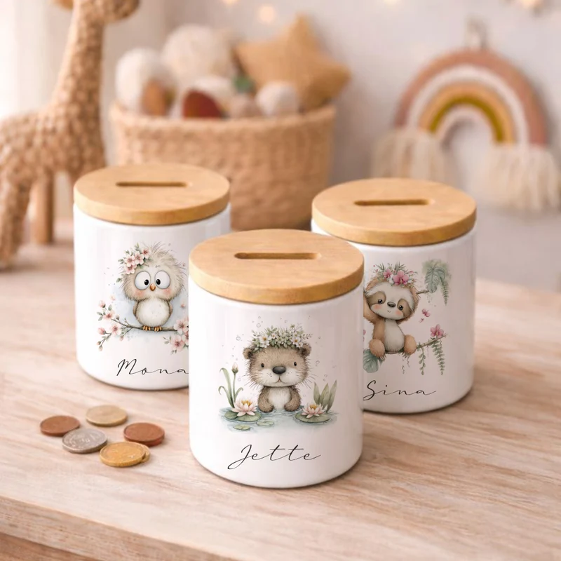 Personalisierte Keramik-Spardose mit Bambusdeckel für Kinder & Babys | Individuelles Geldgeschenk mit Namen | Motive: Igel, Faultier, Otter, Ente, Küken