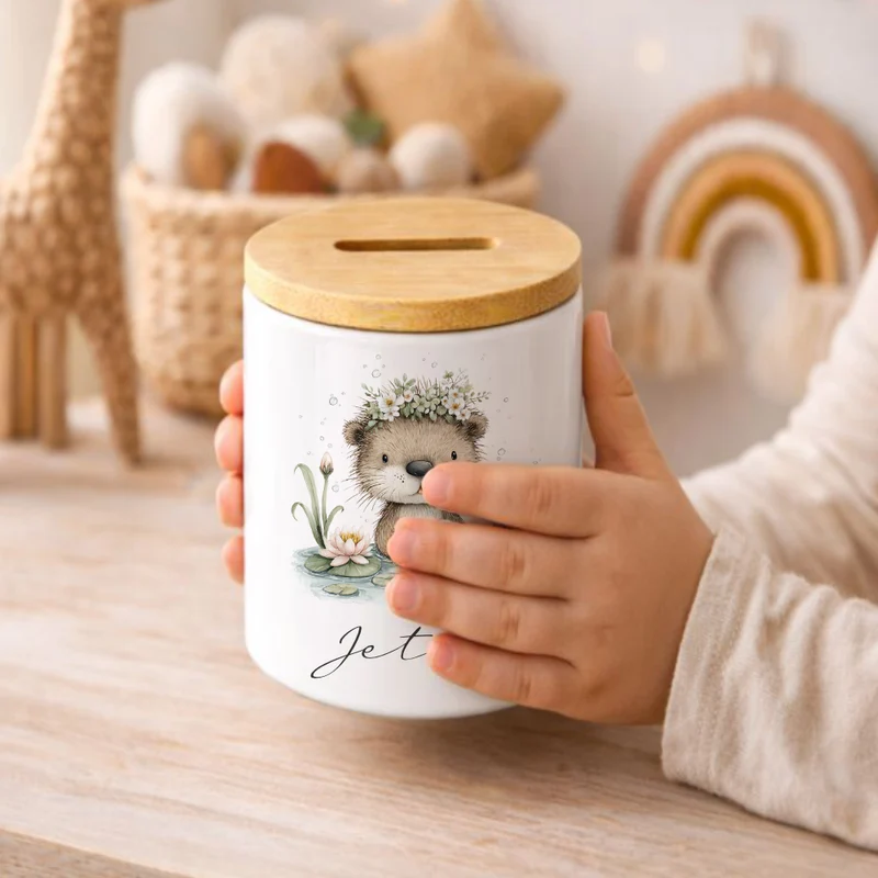 Personalisierte Keramik-Spardose mit Bambusdeckel für Kinder & Babys | Individuelles Geldgeschenk mit Namen | Motive: Igel, Faultier, Otter, Ente, Küken