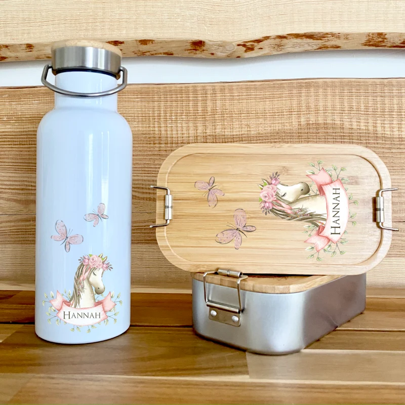 Trinkflasche mit Pony u. Namen für Kinder | Personalisiertes Geschenk für Mädchen u. Jungen mit Pferd | 500 ml Isolierflasche aus Edelstahl mit Bambusdeckel | Als Set verfügbar mit Brotdose