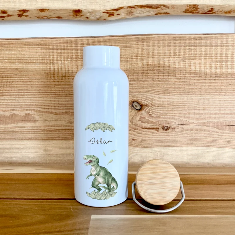 Trinkflasche mit Dino u. Namen für Kinder | Personalisiertes Geschenk für Mädchen u. Jungen mit Dinosaurier| 500 ml Isolierflasche aus Edelstahl mit Bambusdeckel | Als Set verfügbar mit Brotdose