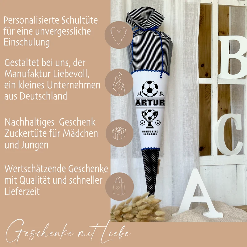 Schultüte Fußball in Blau für Jungen personalisierte Fußballspieler Einschulungstüte 70 cm | Manufaktur Liebevoll | Optional mit Füllkissen und Spitzenschutz