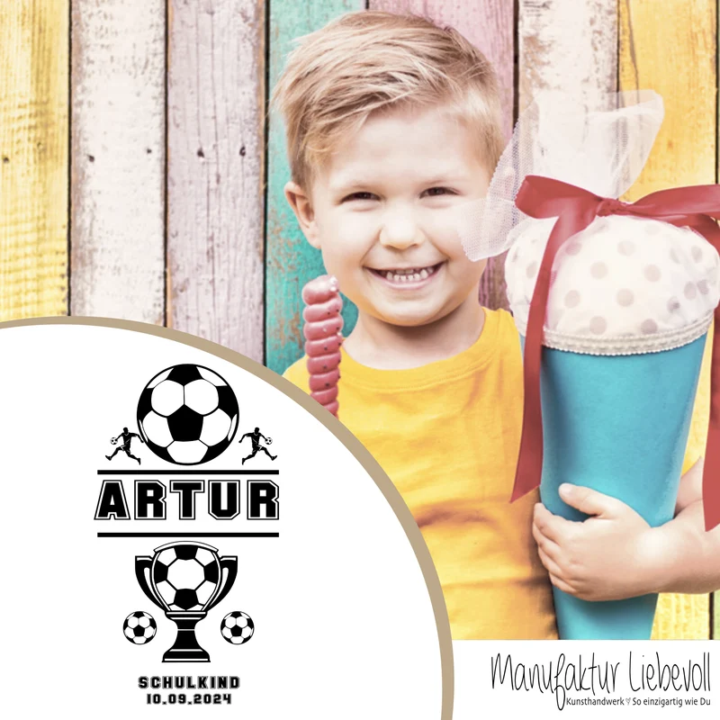 Schultüte Fußball in Blau für Jungen personalisierte Fußballspieler Einschulungstüte 70 cm | Manufaktur Liebevoll | Optional mit Füllkissen und Spitzenschutz