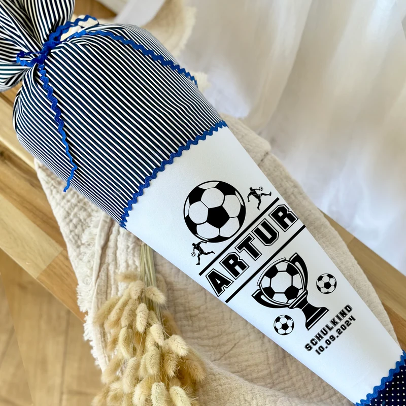 Schultüte Fußball in Blau für Jungen personalisierte Fußballspieler Einschulungstüte 70 cm | Manufaktur Liebevoll | Optional mit Füllkissen und Spitzenschutz