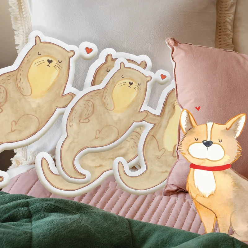 Personalisiertes Kissen Kuscheltier Otter Hände halten