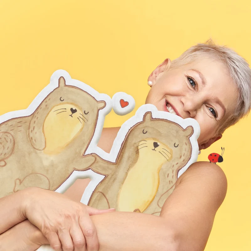 Personalisiertes Kissen Kuscheltier Otter Hände halten