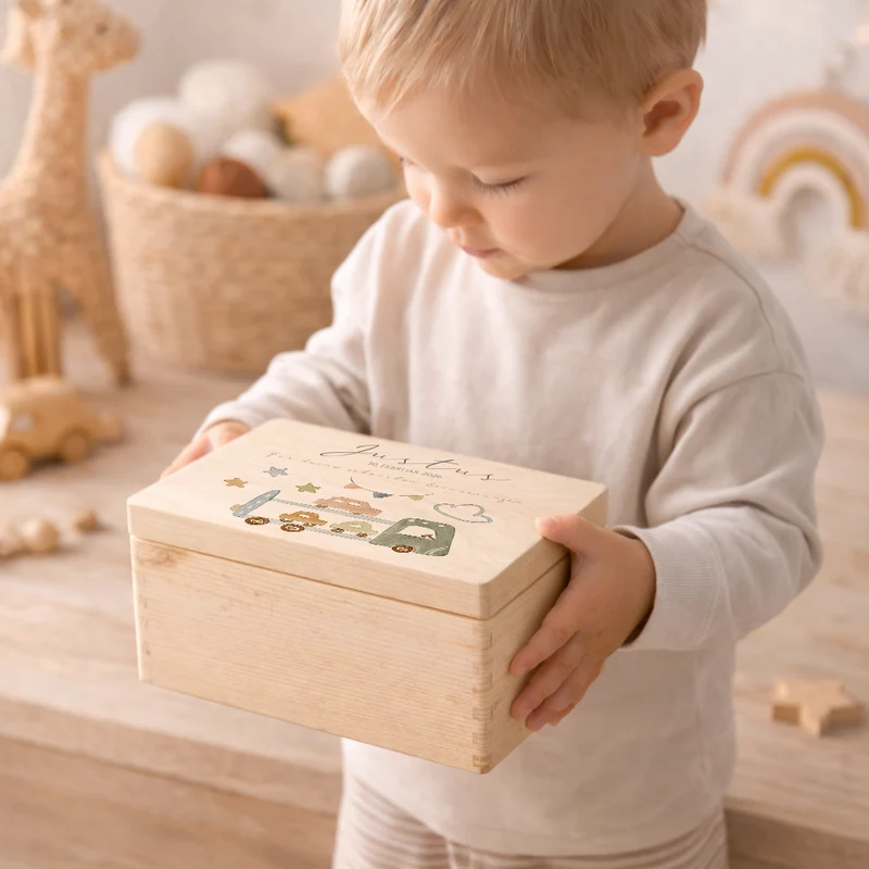 Personalisierte Holzkiste mit Name – Erinnerungskiste für Jungen mit Auto Motiv – Geschenk zur Geburt oder Taufe – 2 Größen