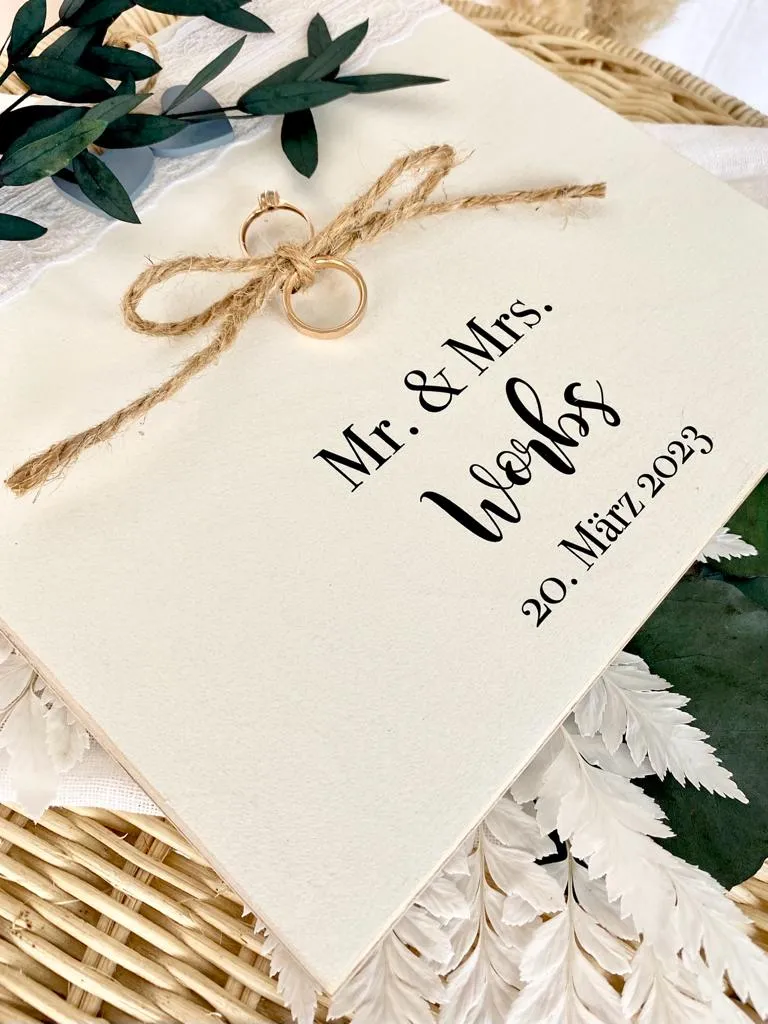 Personalisiertes Ringkissen aus Holz zur Hochzeit mit Namen und Datum