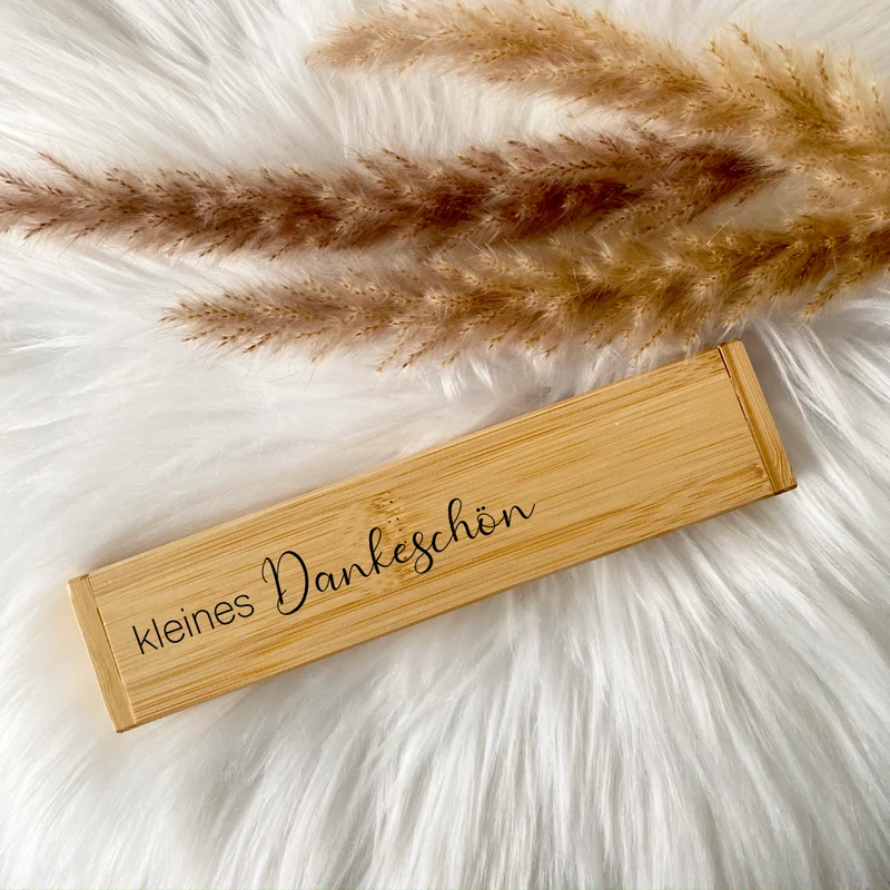 Personalisierter Kugelschreiber "kleines Dankeschön!" mit Wunschnamen und Etui aus Bambus