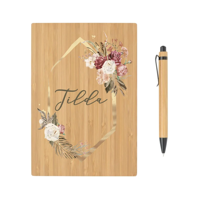 Boho Notizbuch mit Namen und Blumenkranz | Personalisiertes Buch aus Bambus und Kugelschreiber | Persönliche Geschenkidee für Sie