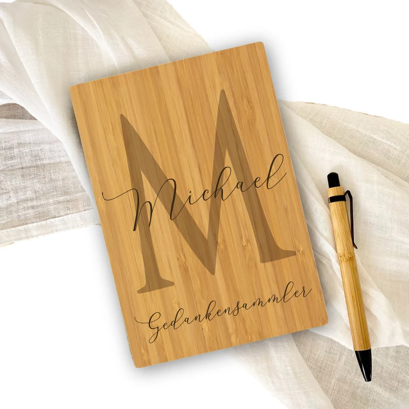 Personalisiertes Notizbuch "Gedankensammler" mit Namen und Monogram | Buch aus Bambus und Kugelschreiber | Persönliche Geschenkidee für Sie u. Ihn