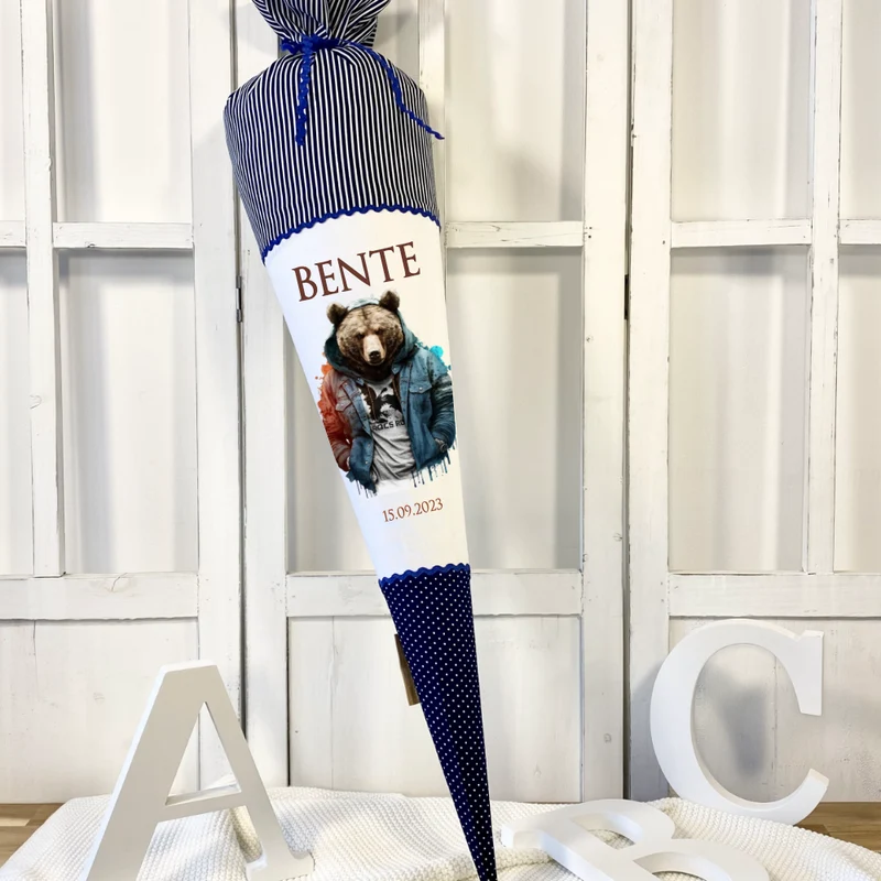 Coole blaue Bären Stoff Schultüte für Jungen mit Namen handgenähte Tier Zuckertüte Einschulungstüte Einschulungsdatum 70 cm | Optional mit Füllkissen und Spitzenschutz