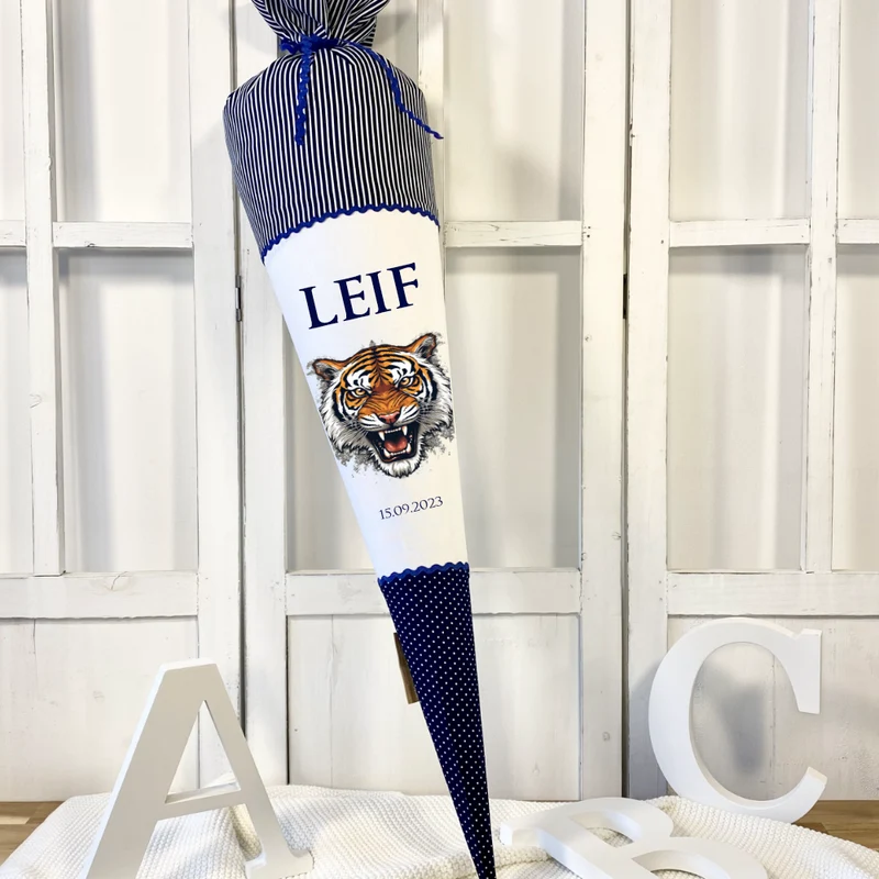Tiger Stoff Schultüte in blau für Jungen mit Namen Dschungel Tier Zuckertüte personalisierte Einschulungstüte Einschulungsdatum 70 cm | Optional mit Füllkissen und Spitzenschutz