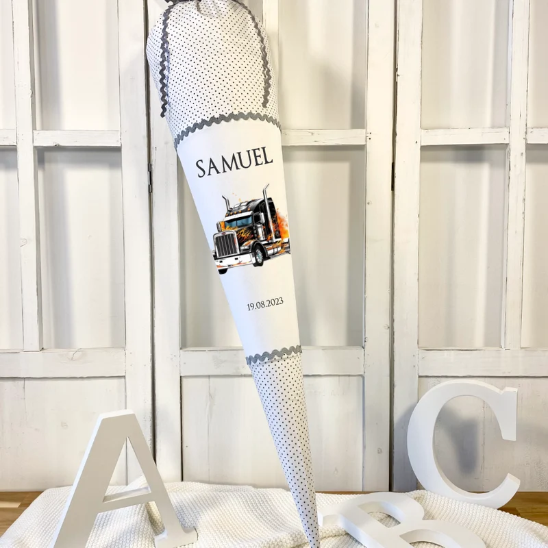 LKW Truck Schultüte für Jungen mit Namen Lastwagen Stoff Zuckertüte Personalisiert Einschulungstüte Datum Füllkissen 70 cm | Optional mit Füllkissen und Spitzenschutz