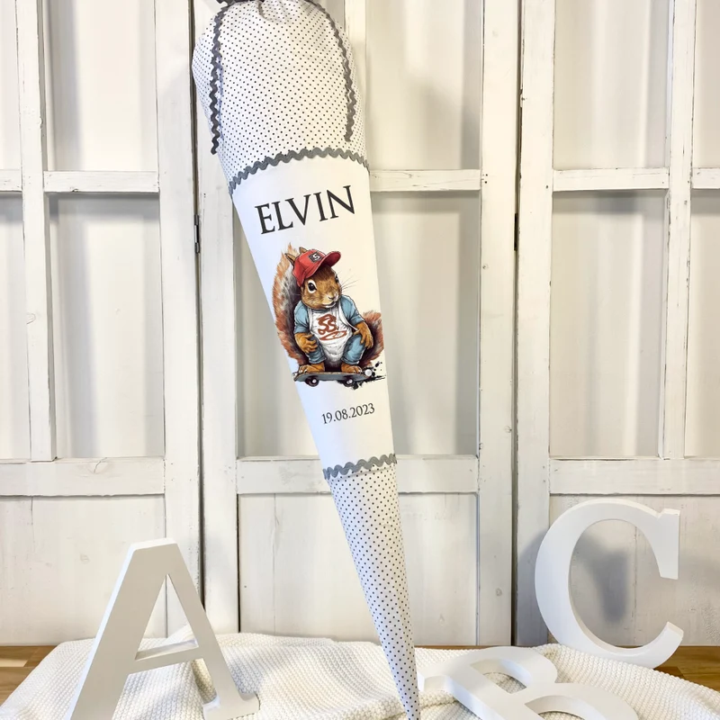 Stoff Zuckertüte Skater Eichhörnchen mit Namen personalisierte Einschulungstüte und Einschulungsdatum in Grau 70 cm | Optional mit Füllkissen und Spitzenschutz