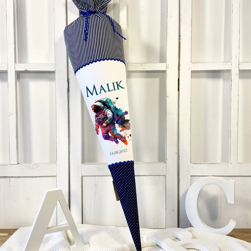 Personalisierte Schultüte Stoff Blau Junge Astronaut Weltall Weltraum Raumfahrt Wunschname Einschulungstüte 70 cm | Optional mit Füllkissen und Spitzenschutz