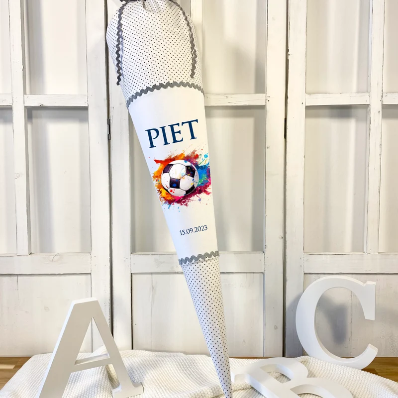 Schultüte Fußball Stoff Grau Junge Sport Fußballspieler Personalisiert Wunschname Einschulungstüte Einschulungsdatum 70 cm | Optional mit Füllkissen und Spitzenschutz