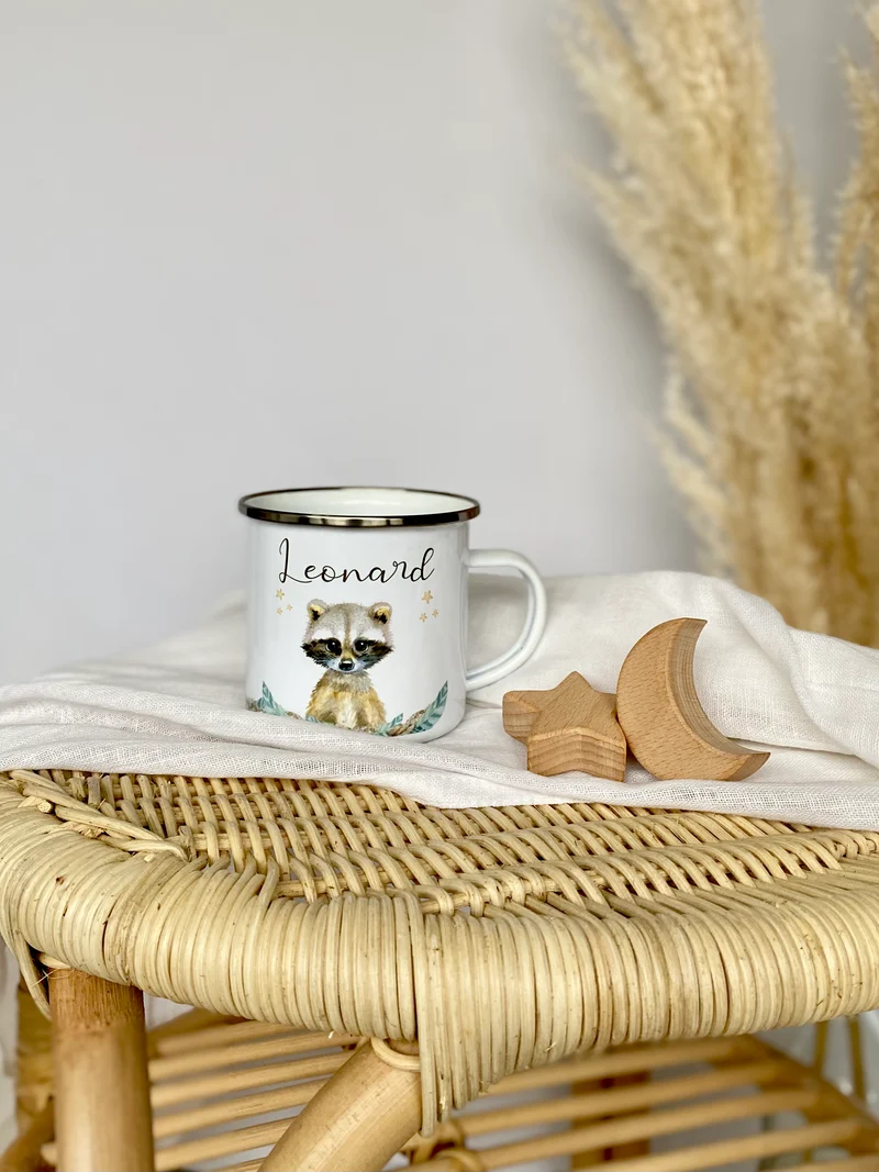 Kindertasse Waschbär mit Namen des Kindes | Trinkbecher aus Emaille für Mädchen u. Jungen I Personalisierte Tasse als tolles Geschenk | 4 Motivvarianten zur Auswahl