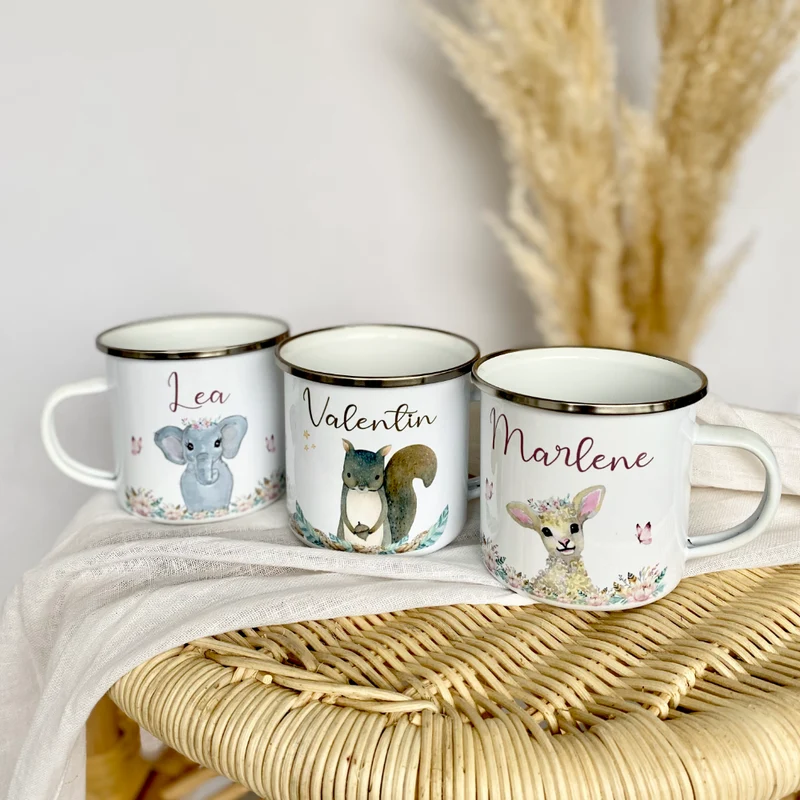 Kindertasse Waschbär mit Namen des Kindes | Trinkbecher aus Emaille für Mädchen u. Jungen I Personalisierte Tasse als tolles Geschenk | 4 Motivvarianten zur Auswahl