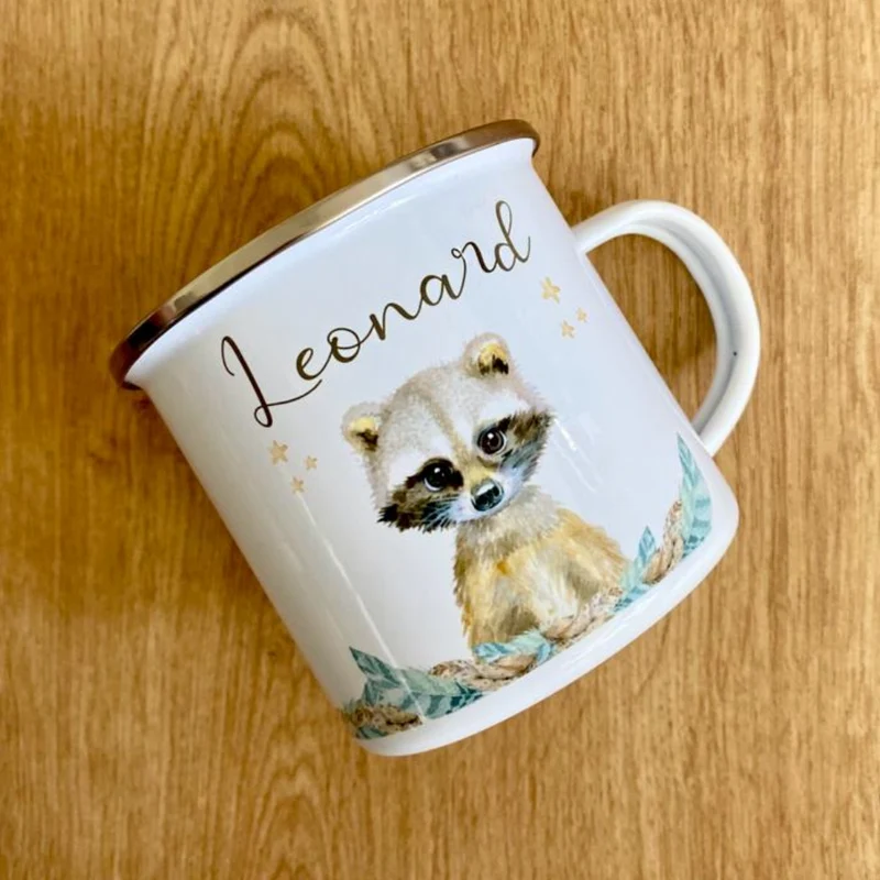 Kindertasse Waschbär mit Namen des Kindes | Trinkbecher aus Emaille für Mädchen u. Jungen I Personalisierte Tasse als tolles Geschenk | 4 Motivvarianten zur Auswahl
