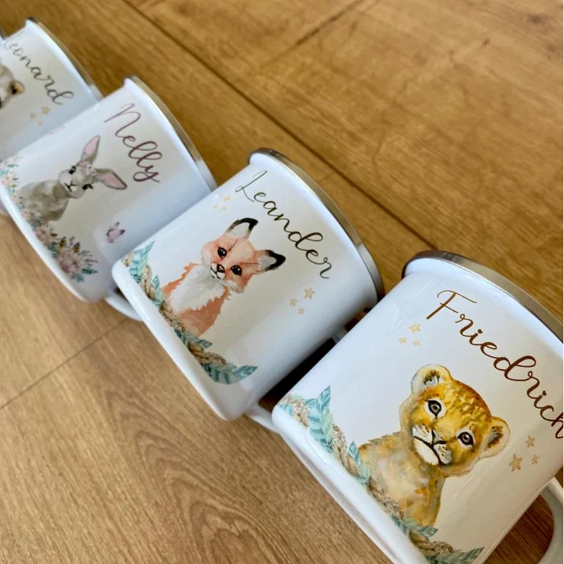 Kindertasse Waschbär mit Namen des Kindes | Trinkbecher aus Emaille für Mädchen u. Jungen I Personalisierte Tasse als tolles Geschenk | 4 Motivvarianten zur Auswahl