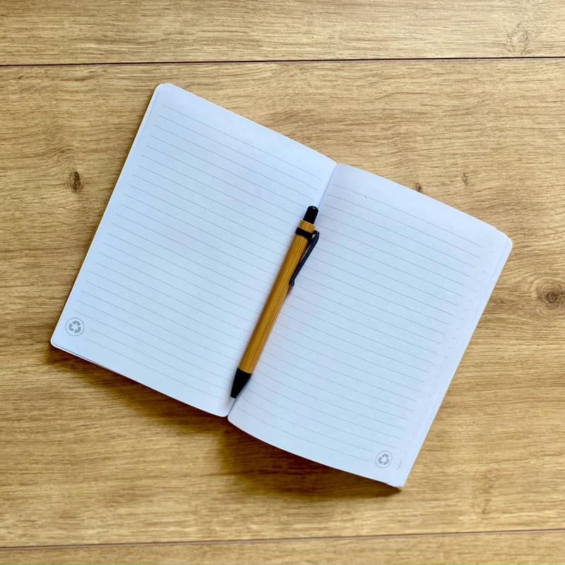 Notizbuch "Lieblingsgedanken" mit Namen personalisiert | Buch mit Bambuseinband und Kugelschreiber | Tagebuch als persönliche Geschenkidee