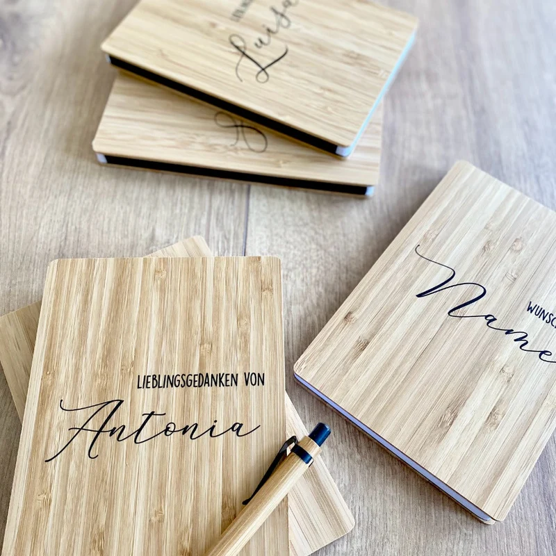 Stilvolles Notizbuch "Gücksmomente" mit Namen personalisierbar | nachhaltiges Buch mit Bambusdeckel und Kugelschreiber | Persönliche Geschenkidee für Sie