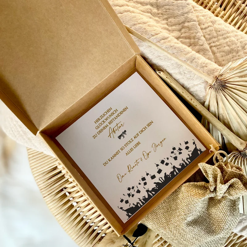 Geldgeschenk zum Abitur, personalisiertes Abi Geschenk mit Karte, Glückwunsch Spruch und Jutebeutel in Geschenkbox als Geschenkidee für Abiturienten
