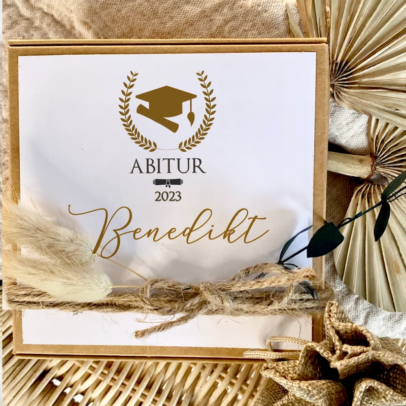 Geldgeschenk zum Abitur, personalisiertes Abi Geschenk mit Karte, Glückwunsch Spruch und Jutebeutel in Geschenkbox als Geschenkidee für Abiturienten