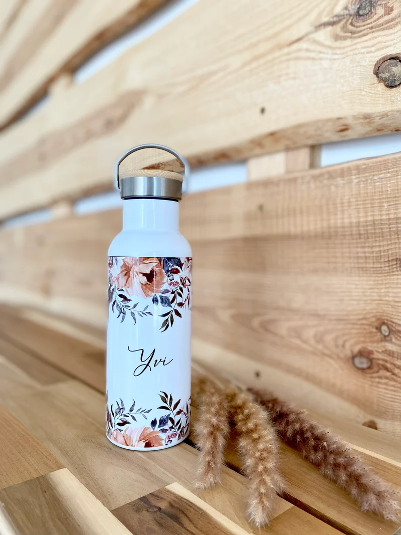 Trinkflasche "Autumn" mit Namen, Spruch und Blüten | Personalisiertes Geschenk mit Namen | 500 ml Isolierflasche aus Edelstahl mit Bambusdeckel