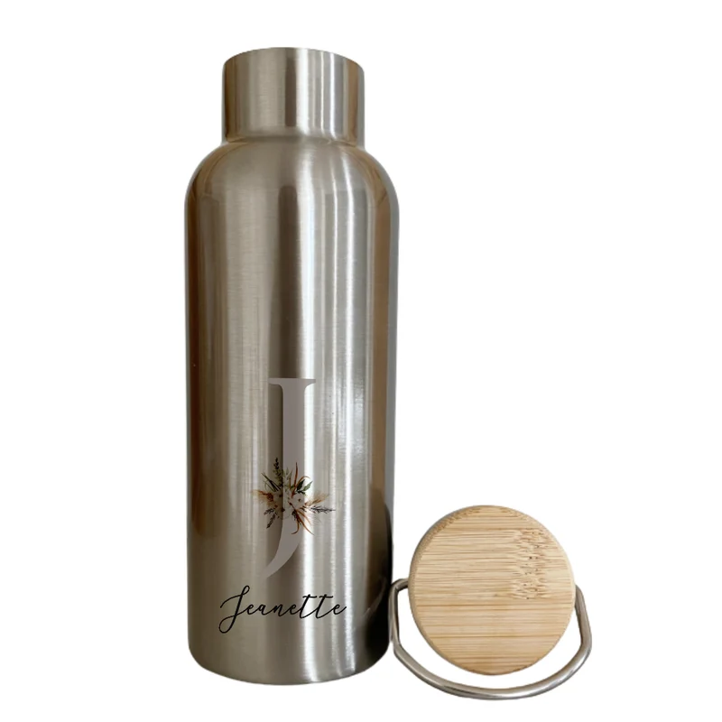 Exklusive Trinkflasche mit "Monogram" und Namen | Personalisiertes Geschenk mit Namen und Buchstaben | 500 ml Isolierflasche aus Edelstahl mit Bambusdeckel | 2 Farbvarianten zur Auswahl