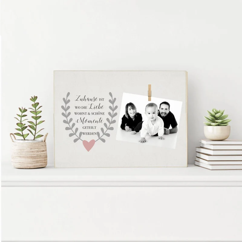 Besonderes Geschenk für die Familie und gemütliche Wohndekoration fürs Zuhause | Holzbild mit Klammer und Spruch "Zuhause ist wo die Liebe wohnt & schöne Momente geteilt werden“ | Fotogeschenk zum Anbringen eines Fotos