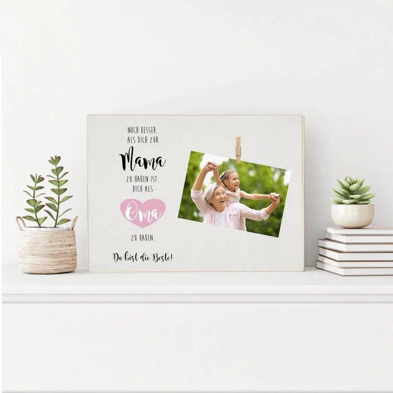 Fotogeschenk mit Spruch "Noch besser, als dich zur Mama zu haben ist, dich als Oma zu haben. Du bist die Beste!" | Besonderes Geschenk für Mütter und Großmütter | DIY Holzbild zum selbstständigen Befestigen eines Fotos