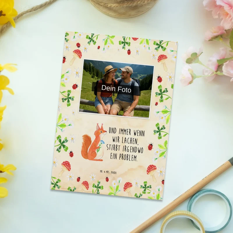 Personalisierte Foto Postkarte Eichhörnchen Blume