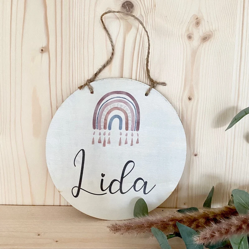 Rundes Namensschild "Regenbogen" | Personalisiert mit dem Namen des Babys. u. Kindes | Liebevolle Deko für das Baby- und Kinderzimmer aus Holz und personalisiertes Geschenk zur Geburt u. Taufe | Türschild in 6 Motivvarianten für Jungen und Mädchen